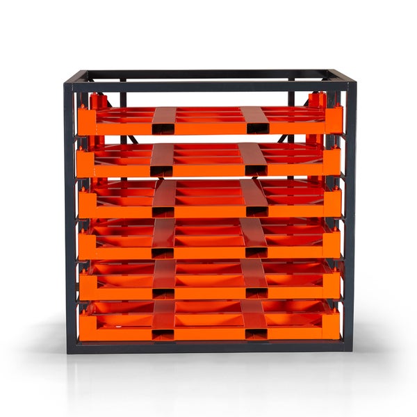 Industrieller Metallstapelrahmen mit sechs orangefarbenen Metallpaletten.