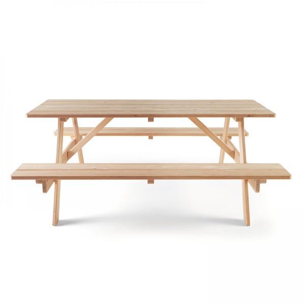 Picknicktisch aus Holz mit integrierten Bänken auf einer Rasenfläche im Garten mit Snacks und einem Korb.