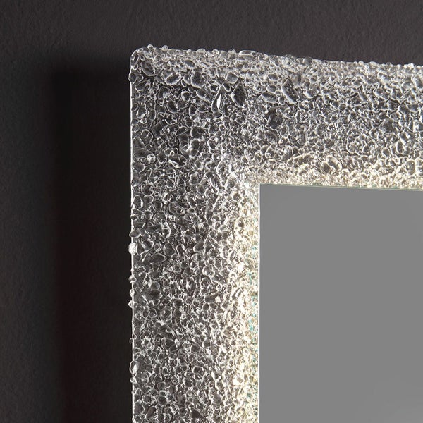 Reversibler Spiegel mit Rahmen aus geschmolzenem Glasgranulat in Eisfarbe und LED-Beleuchtung