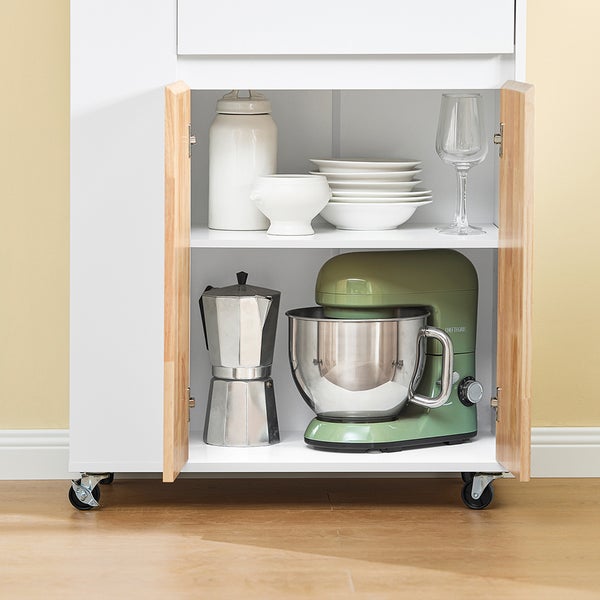 Küchenschrank mit Geschirr, Kaffeekanne und Küchenmaschine