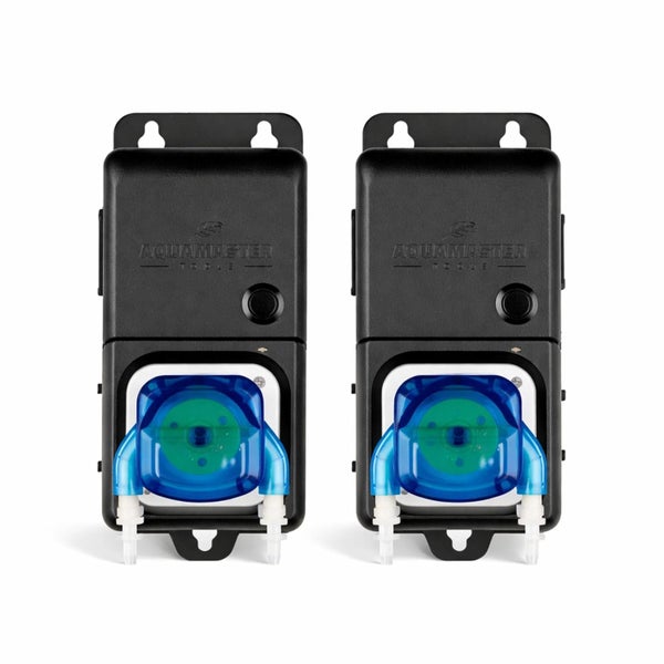 Zwei schwarze Aquamaster Tools Dosierpumpen für die Wandmontage mit Pumpenköpfen und Schlauchanschlüssen.