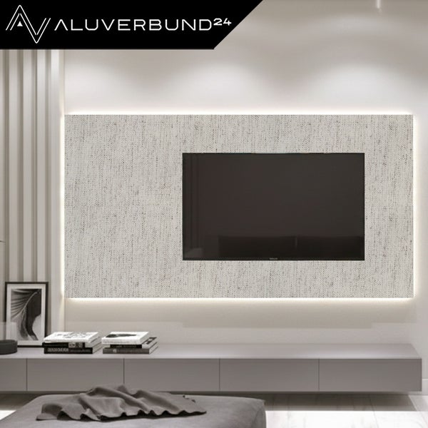 Moderne TV Wandverkleidung in Stoffoptik mit integrierter LED Beleuchtung und Aluverbund 24 Logo in einem hellen Wohnzimmer.