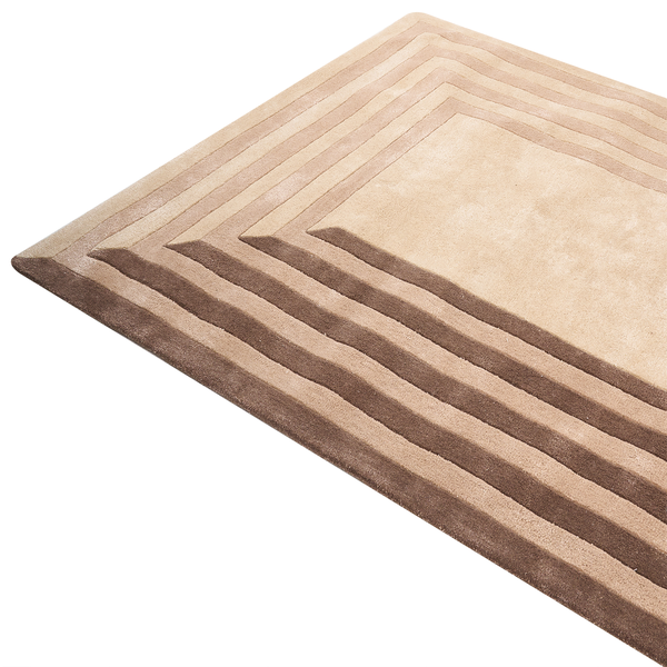 Gestreifter beige Teppich mit Detailansicht der Textur und der Rückseite.