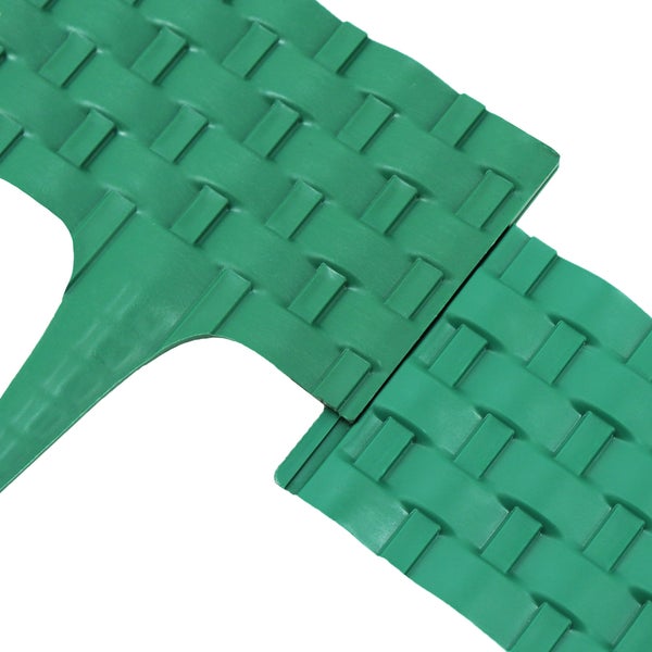 Grüne Rasenkante aus Kunststoff mit Flechtmuster