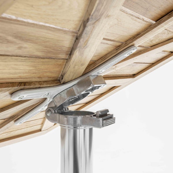 Detailansicht der Unterseite eines Gartentischs aus Holz mit einem stabilen Klappmechanismus aus Metall.
