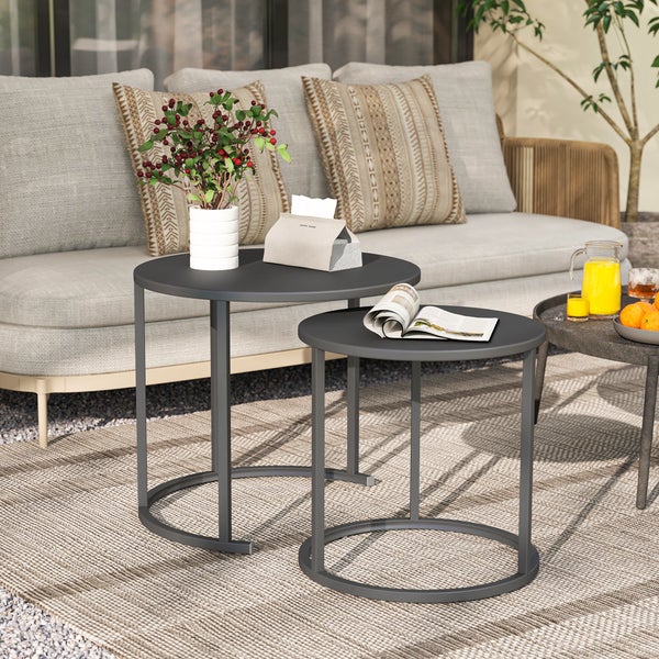 Zwei runde Beistelltische aus Metall auf einer Terrasse