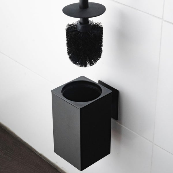 Wandmontierte quadratische Toilettenbürstengarnitur aus Metall mit Halterung und Bürste.