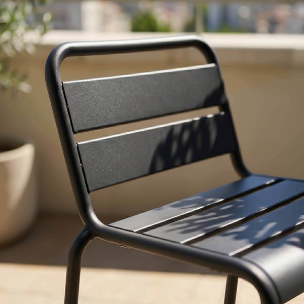 Nahaufnahme eines anthrazitfarbenen Gartenstuhls aus Metall mit Lamellen für Balkon und Terrasse.