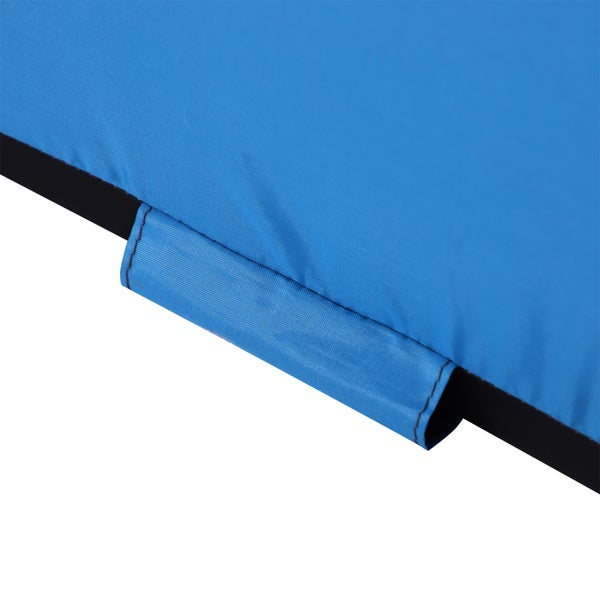 Detailaufnahme einer blauen Stoffabdeckung mit angenähtem Griff und schwarzem Rand.