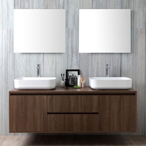 Badezimmer mit Waschtischunterschrank, zwei Aufsatzwaschbecken und zwei Spiegeln