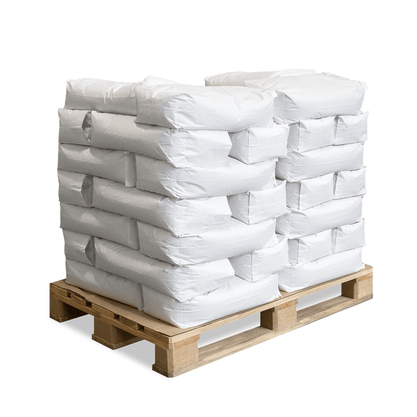 Weiße Säcke auf einer Holzpalette gestapelt.