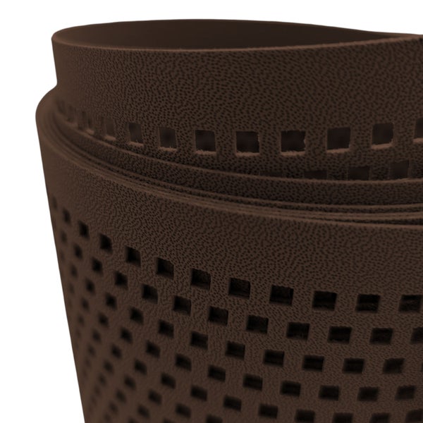 Braune Rasenkante aus Kunststoff mit quadratischen Aussparungen