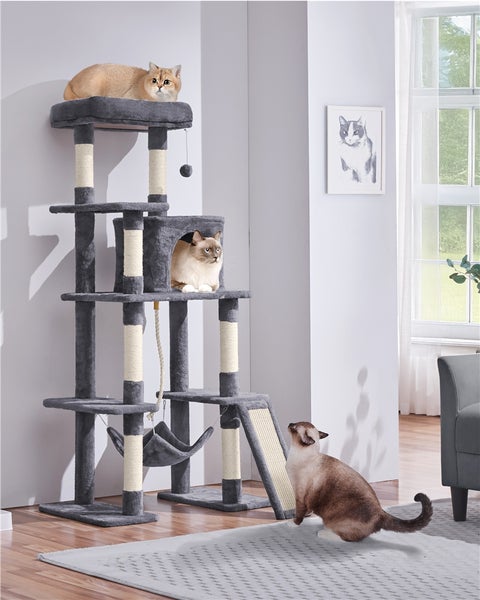 Grauer Katzenkratzbaum mit mehreren Ebenen und drei Katzen