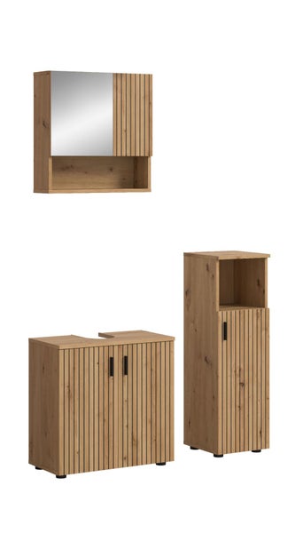 Dreiteiliges Badezimmermöbel-Set in Eichenoptik mit Lamellenfronten, bestehend aus Spiegelschrank, Waschbeckenunterschrank und Beischrank.