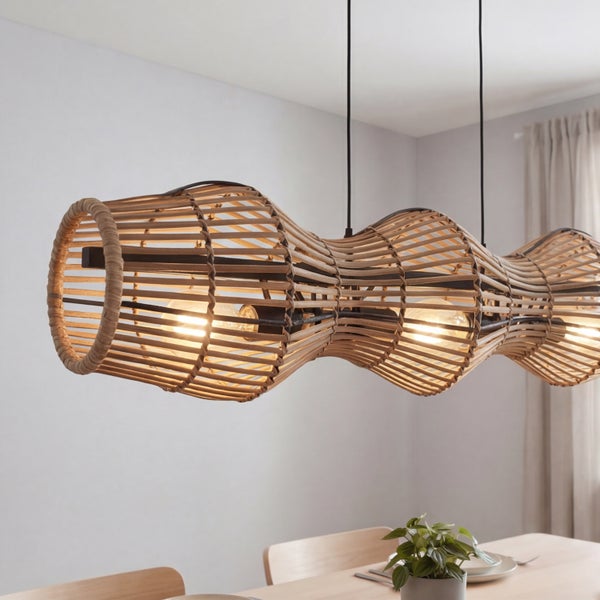 Moderne Hängeleuchte aus hellen Holzlamellen in organischer, wellenförmiger Form über einem Esstisch mit drei sichtbaren Leuchtmitteln.