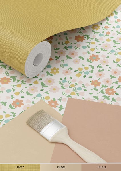 Szene mit einer Rolle gelber Tapete, einer Tapete mit Blumenmuster und einem Pinsel.