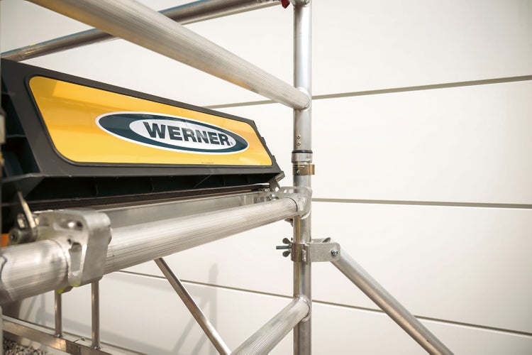 Detailansicht eines Gerüsts mit Werner Logo.