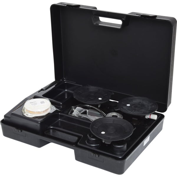 Geöffneter schwarzer Werkzeugkoffer mit Glassauger, Schutzbrille und Dichtungsband