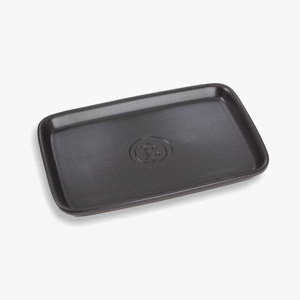 Schwarzes, rechteckiges Broil King Serviertablett aus Gusseisen mit abgerundeten Ecken und Logo.