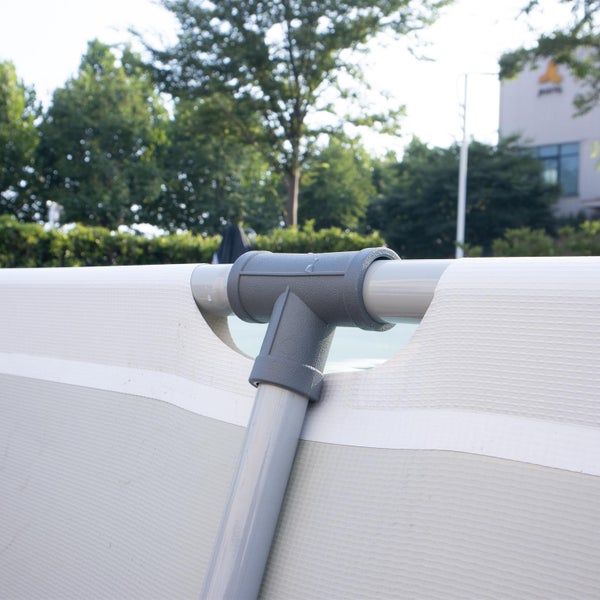 Detailansicht eines Swimmingpool-Rahmens mit Verbindungselementen