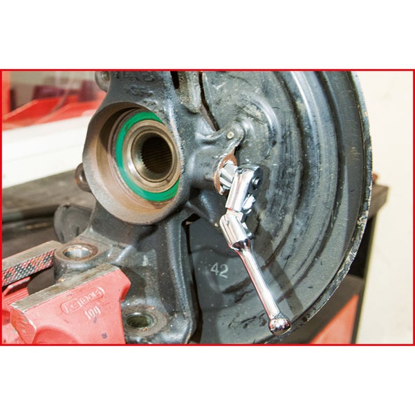 Detailansicht einer Achsschenkelreparatur am Auto