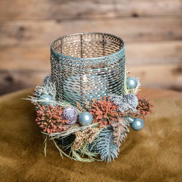 Dekoratives Windlicht aus Metallgeflecht mit floraler Verzierung