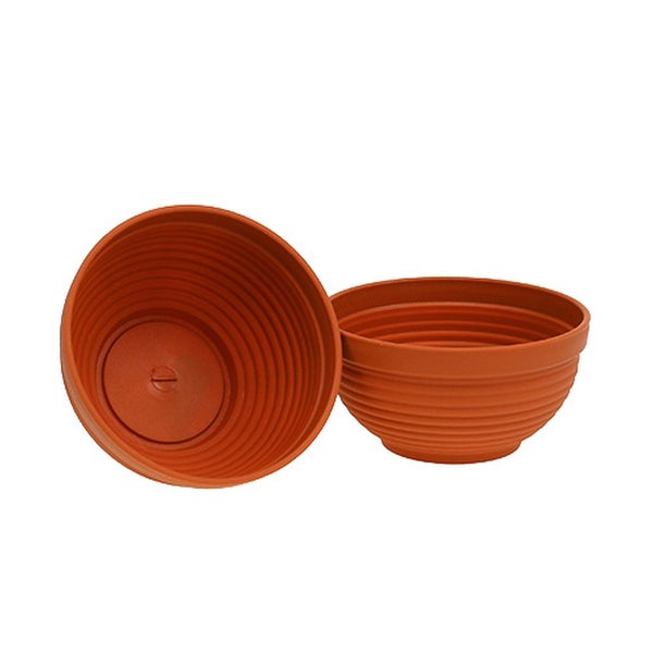 Zwei Kunststoff-Pflanzschalen in Terracotta-Optik mit geriffelter Struktur.