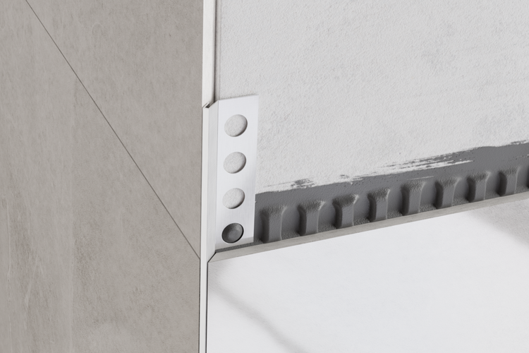 Fliesenschiene aus Metall an einer gefliesten Ecke