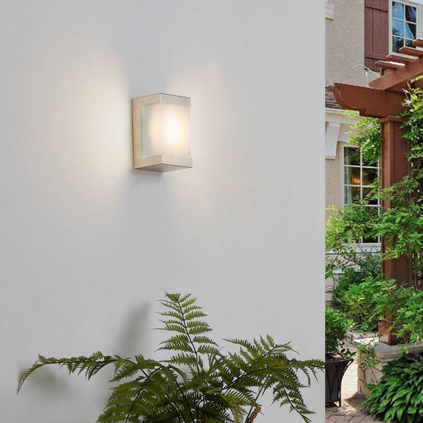 Rechteckige Außenwandleuchte aus Edelstahl mit mattiertem Glas, an einer Wand montiert und beleuchtet.