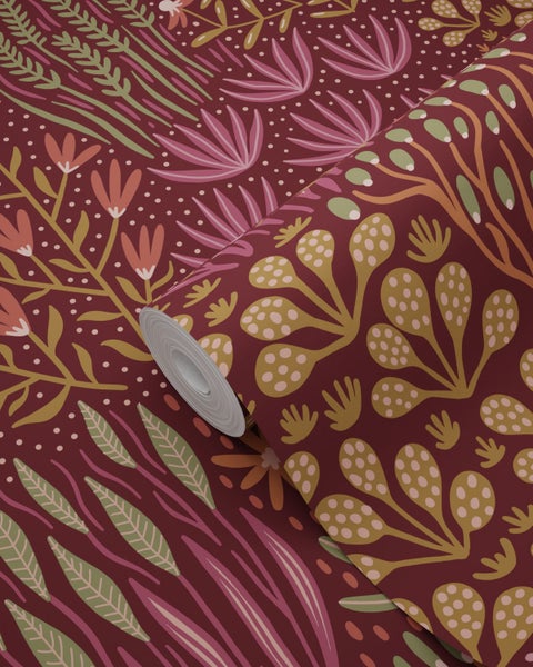 Mustertapete mit stilisierten Pflanzenmotiven wie Blättern, Blüten und Samenkapseln auf einer Rolle.