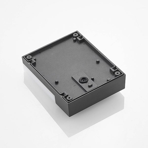 Rechteckige Wandmontageplatte für Außenleuchten aus anthrazitfarbenem Metall mit Kabeleinführung und Befestigungslöchern.