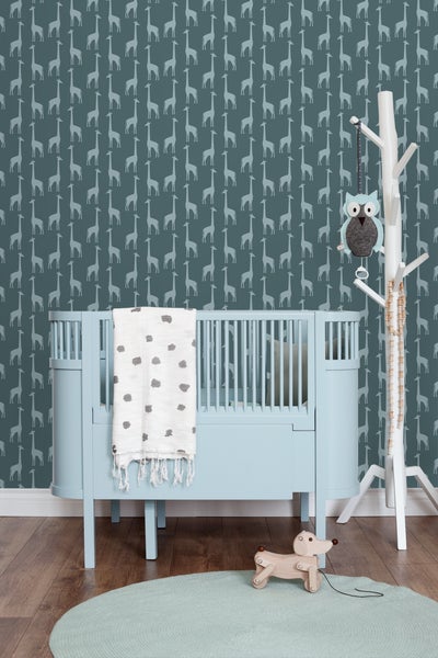 Kinderzimmer mit blauem Gitterbett, Giraffen-Tapete, Spielzeug und Accessoires