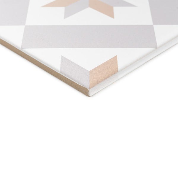 Wandfliese mit geometrischem Sternmuster in matter Optik als Nahaufnahme.