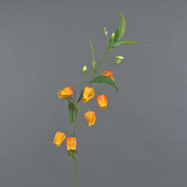 Künstliche Sandersonia Blume aus Stoff mit drei orangefarbenen, glockenförmigen Blüten und grünem Stiel.