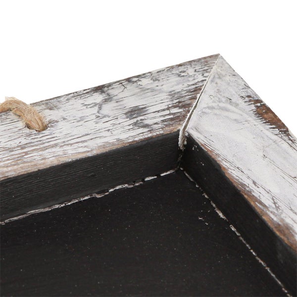 Detailansicht einer Tafel mit weiß lackiertem Holzrahmen und Juteseilaufhängung