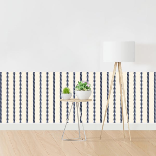 Dekoratives Zimmer mit gestreifter Tapete, Stehlampe und Tisch mit Pflanzen