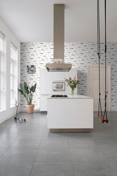 Heller Küchenraum mit Kücheninsel, Tapete mit Fischmuster und Schaukel