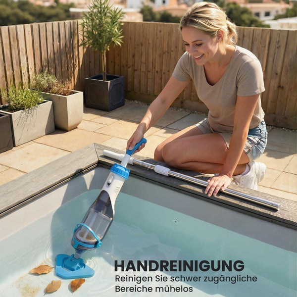 Eine Frau reinigt einen kleinen Pool auf einer Holzterrasse mit einem handgeführten Akku-Poolsauger.