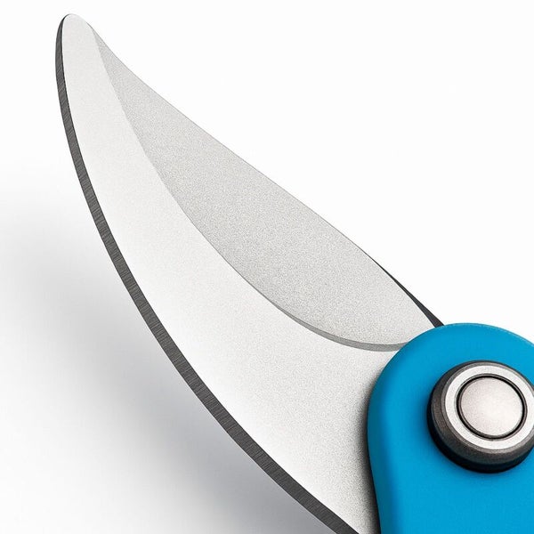 Nahaufnahme einer Gartenschere mit scharfer Klinge und blauem Griff