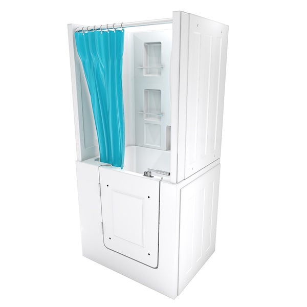 Moderne Sitzbadewanne mit Tür und blauem Duschvorhang in einem hellen Raum mit Stehlampe, Wandregal und Zimmerpflanze.