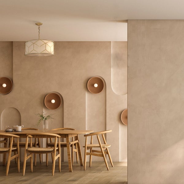 Esszimmer mit Holztisch, Stühlen und Deckenleuchte