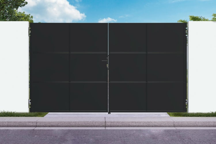 Modernes Doppelflügeltor aus Metall mit blickdichten Paneelen für Einfahrten, montiert zwischen Mauern auf Steinfundament an einer Straße.