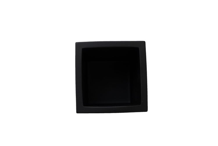Quadratischer Pflanztopf aus Kunststoff, schwarz, Ansicht von oben.