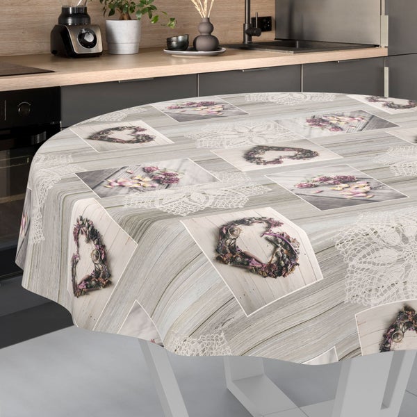 Runde Tischdecke mit Holzoptik, Lavendel-Herzmotiven und Spitzenmustern in einer Küche.