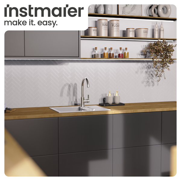 Moderne Küche mit Spüle, Armatur, Arbeitsplatte und Regalen zur Aufbewahrung von Küchenutensilien.