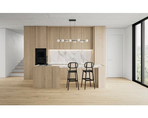 Moderne Küche mit Kochinsel, Einbaubackofen und zwei Barhockern