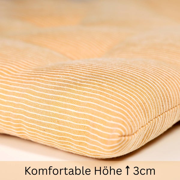 Gestreiftes Sitzkissen mit einer Höhe von 3 Zentimeter.