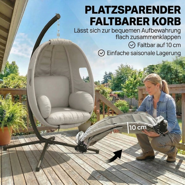 Platzsparender Hängesessel mit faltbarem Korb auf einer Holzterrasse, Korb lässt sich auf 10 Zentimeter flach zusammenfalten.