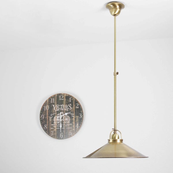 Hängeleuchte mit verstellbarer Höhe neben einer Wanduhr