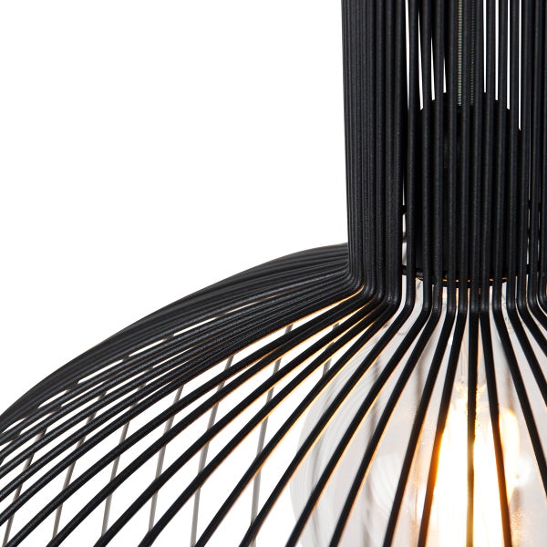 Detailaufnahme einer Pendelleuchte mit schwarzem Drahtgestell